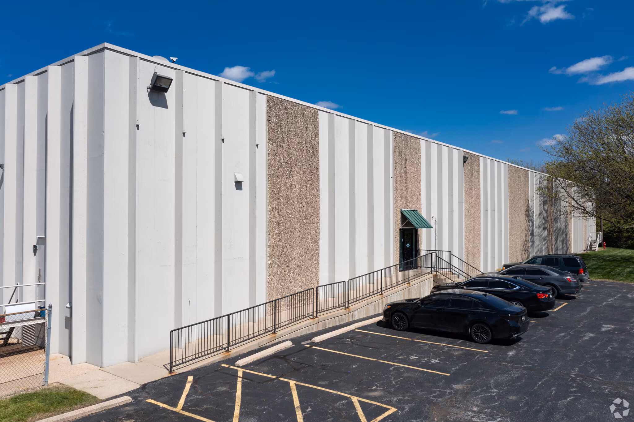 Exterior of Commonwealth Florence, KY warehouse facility